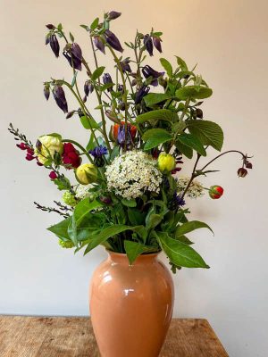 biologisch boeket met ranonkel, viburnum, bergkorenbloem, knikkend nagelkruid, brem en akelei