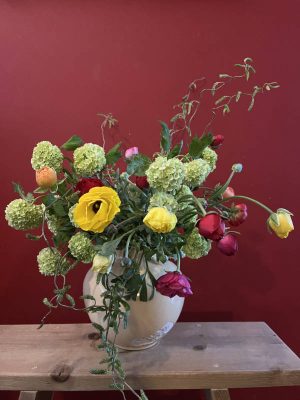 biologisch boeket met ranonkel,viburnum en wilg
