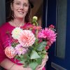klant ontvangt bloemen abonnement van bio bloemist