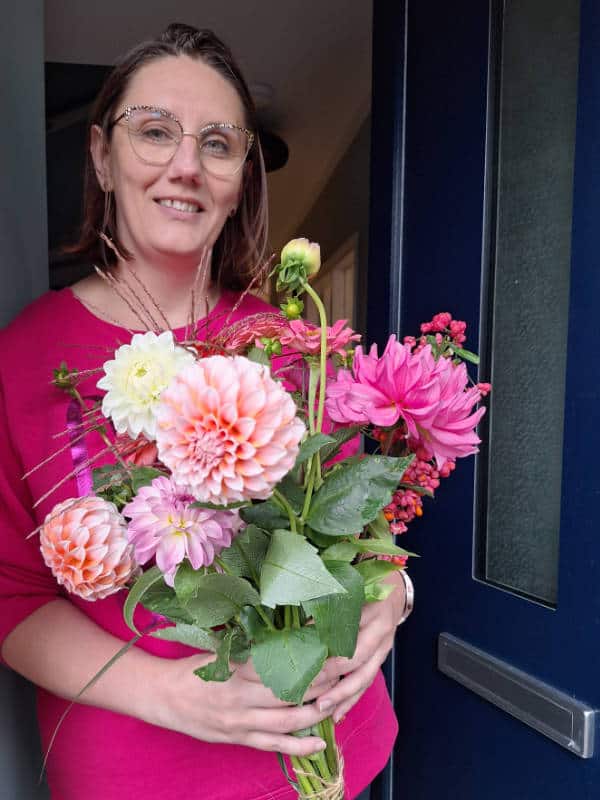 klant ontvangt bloemen abonnement van bio bloemist